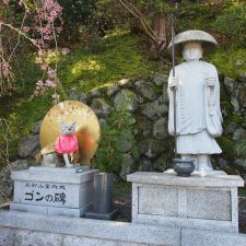 空海とゴンの石像